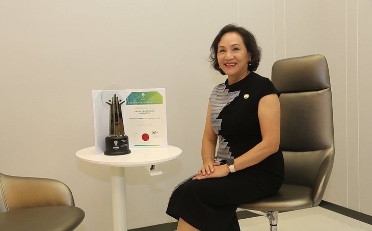 Bà Trần Kim Nga, Giám đốc Đối ngoại đại diện nhận cúp và chứng nhận. ba-tran-kim-nga-dai-dien-nhan-cup-va-chung-nhan.jpg