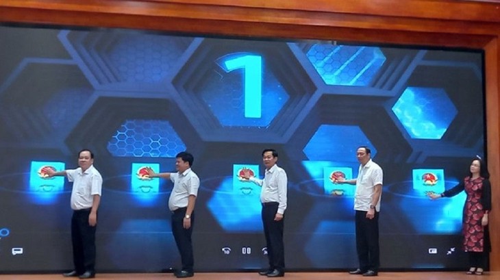 Lãnh đạo tỉnh Kiên Giang thực hiện nghi thức vận hành Cổng thông tin hỗ trợ doanh nghiệp tỉnh Kiên Giang. cong.jpg