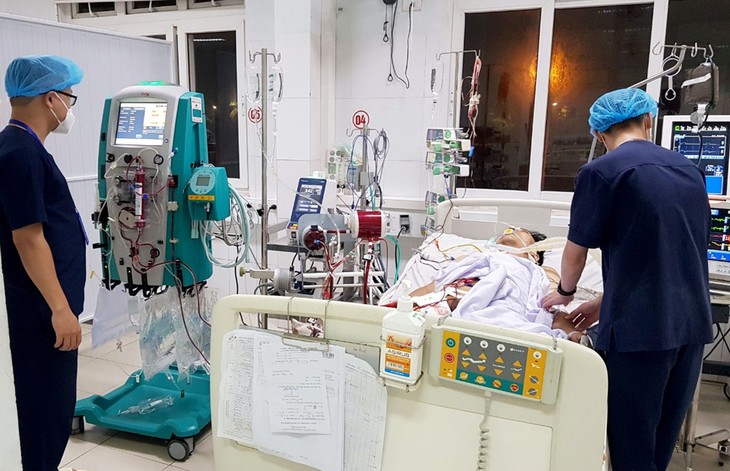 Bệnh nhân COVID-19 nặng tại bệnh viện Nhiệt Đới TƯ. ngung-tim-chuyen-vien.jpg