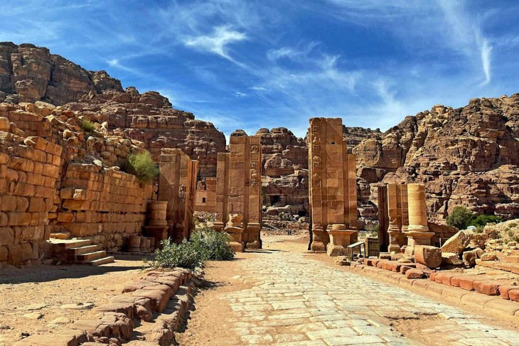 Chiêm ngưỡng thành phố thiêng tạc vào đá đẹp mê hồn ở Trung Đông