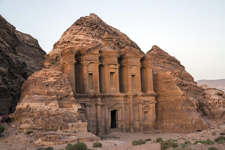 Chiêm ngưỡng thành phố thiêng tạc vào đá đẹp mê hồn ở Trung Đông