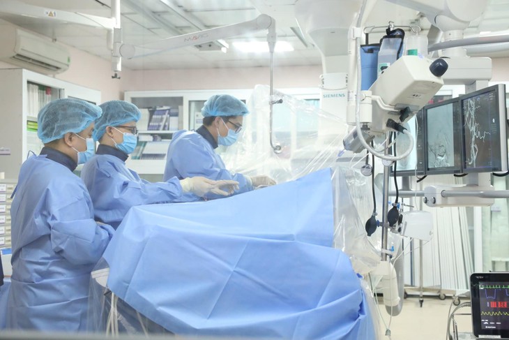 Thực hiện tán sỏi mật qua da tại Bệnh viện Đại học Y Hà Nội