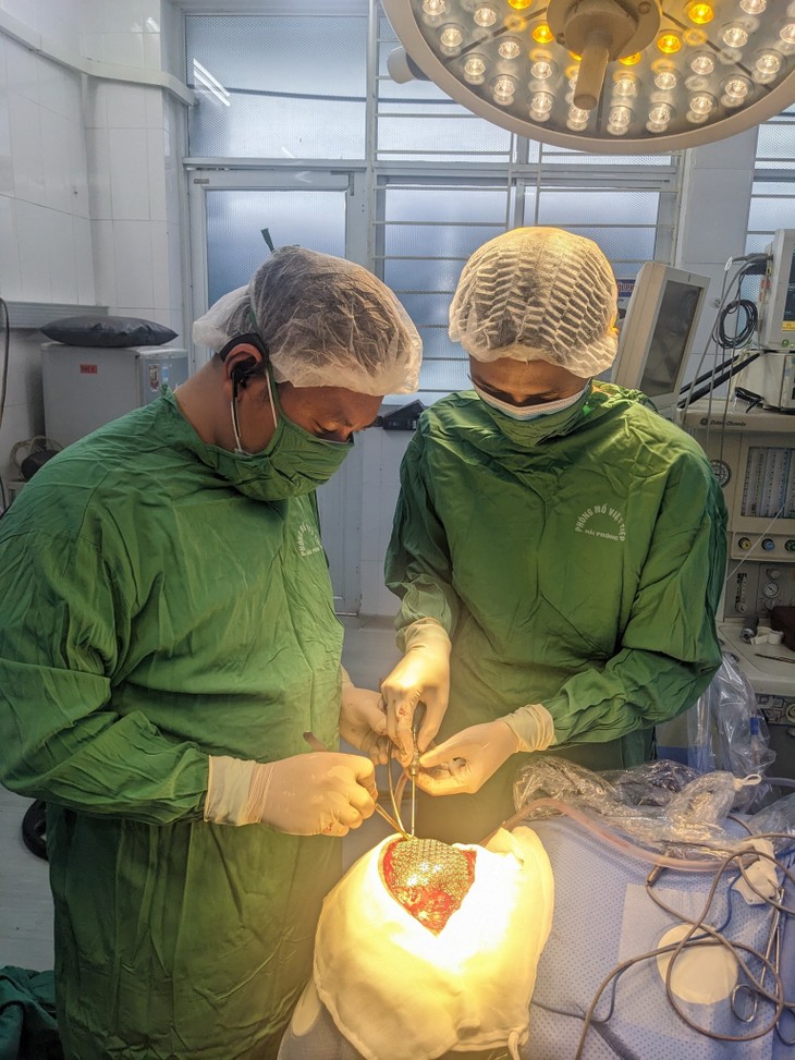 Bác sĩ Khoa Phẫu thuật Sọ não cột sống tạo hình lại ổ khuyết sọ của người bệnh bằng lưới titanlium