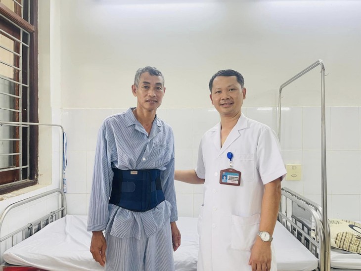Bác sĩ thăm bệnh nhân sau phẫu thuật - Ảnh BVCC