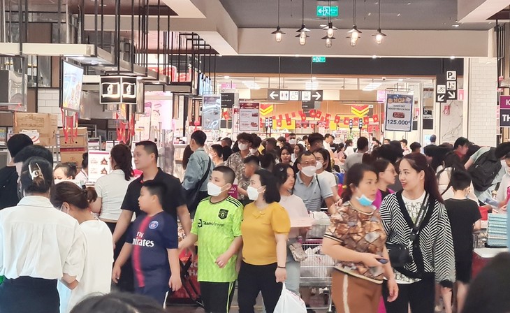 Hình ảnh trung tâm thương mại ở Hà Nội đông nghẹt người dịp lễ 30/4 | Đời  sống | Tri thức & Cuộc sống