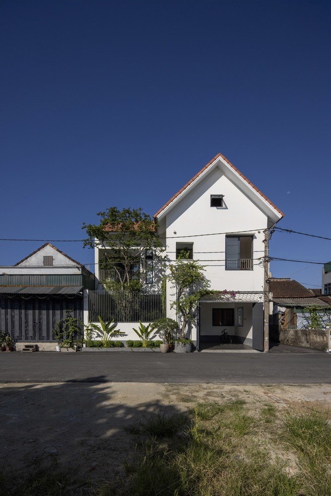Tọa lạc tại Hà Tĩnh, Phong House được xây dựng nhằm thay thế cho ngôi nhà cũ đã xuống cấp, không còn phù hợp với nhu cầu ngày càng khác nhau của gia chủ.