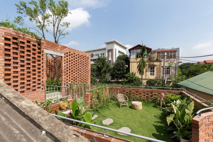 Nhà trong ngõ nhỏ Hà Nội sở hữu nhiều khu vườn xanh mướt