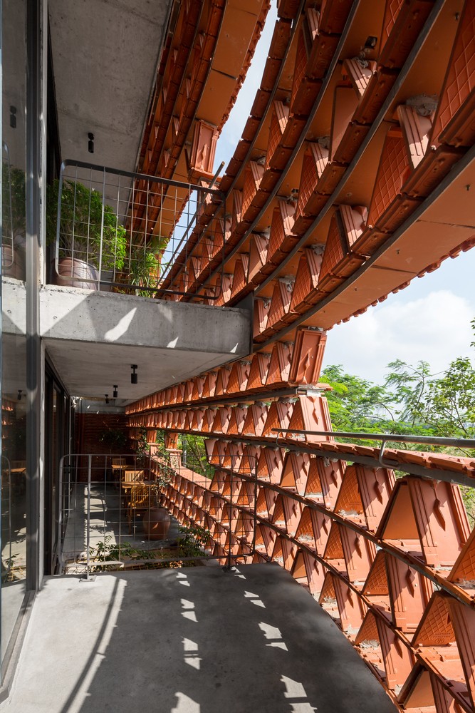 Ngỡ ngàng ngôi nhà có tường bao được làm từ 20.000 viên ngói ở Việt Nam
