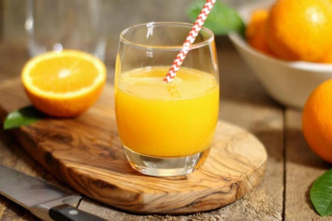 Uống nước cam hay sữa vào buổi sáng tốt cho sức khỏe? ảnh 2