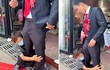 Người phụ nữ Trung Quốc ôm chặt chân chú rể để xin tiền