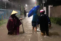 Mưa lớn trong đêm khiến nhiều tuyến đường ở Nghệ An ngập sâu