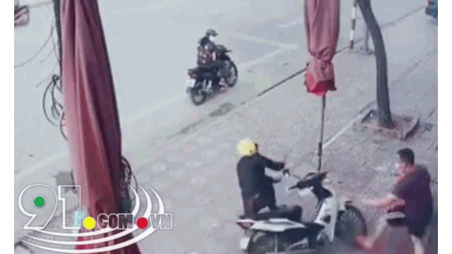 Video: Bị truy đuổi, tên trộm vứt xe máy bỏ chạy và cái kết hài hước