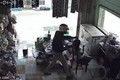 Video: Cướp xông vào tận nhà, giật phăng điện thoại trên tay bé gái