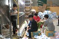 Nhân viên Cty Đạt Anh đang đóng gói nước giặt giả bị quản lý thị trường bắt giữ