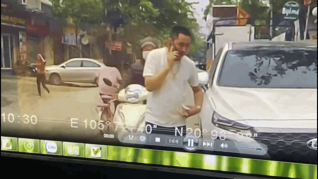 Video: Đang đi bộ, người đàn ông bị cướp giật phăng dây chuyền trên cổ