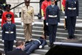 Lính danh dự đổ gục tại sự kiện mừng Đại lễ Bạch kim của Nữ hoàng Anh