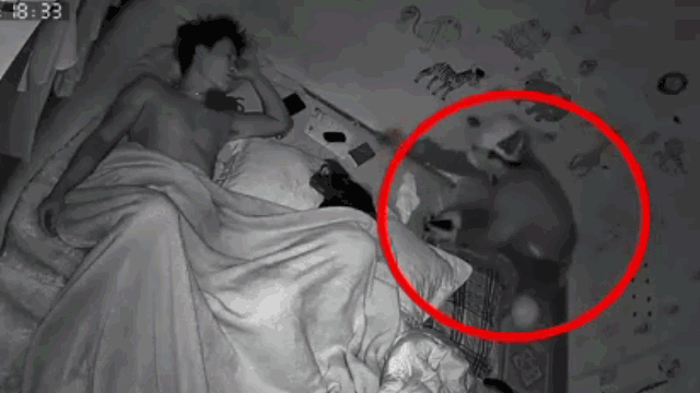 Video: Ngủ say, đôi vợ chồng bị trộm lẻn vào phòng ngủ cuỗm điện thoại
