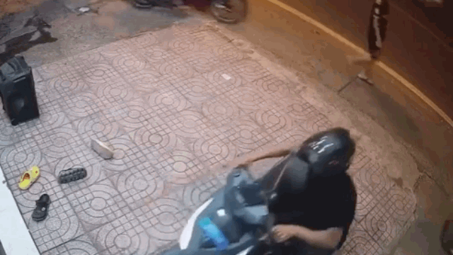 Video: Bị dân lao xe vào người, tên trộm hốt hoảng bỏ chạy trối chết