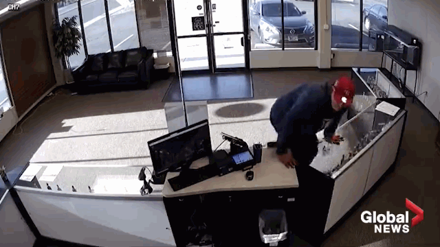 Video: Làm rơi súng khi đi cướp, người đàn ông bỏ chạy tụt cả quần