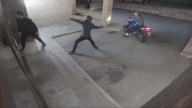 Video: Đi trộm, thanh niên bị đồng bọn ném gạch trúng đầu và cái kết