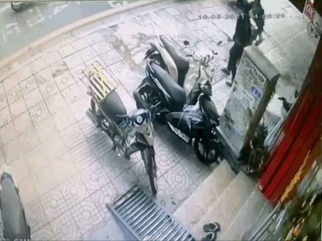 Video: Tài xế xe ôm công nghệ dũng cảm lao vào kẻ trộm xe SH