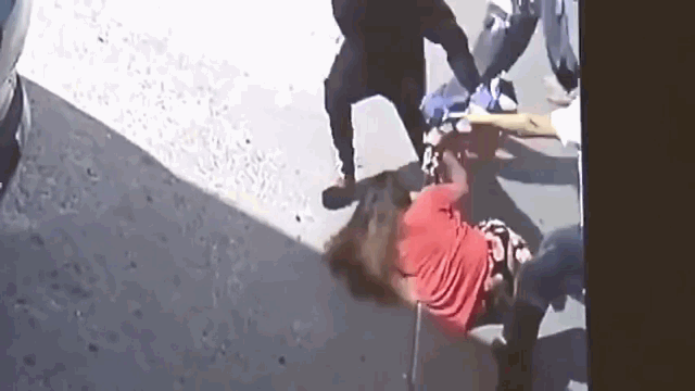 Video: Bị cướp túi xách, người phụ nữ giằng co cực gắt và cái kết