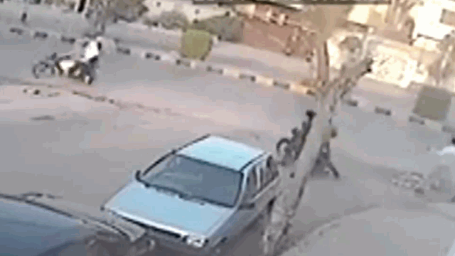 Video: Vặt gương xe bị bắt tại trận, thanh niên nhận ngay kết đắng