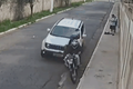 Video: Tài xế ô tô nhấn ga, đâm 2 tên cướp ngã nhào xuống đất