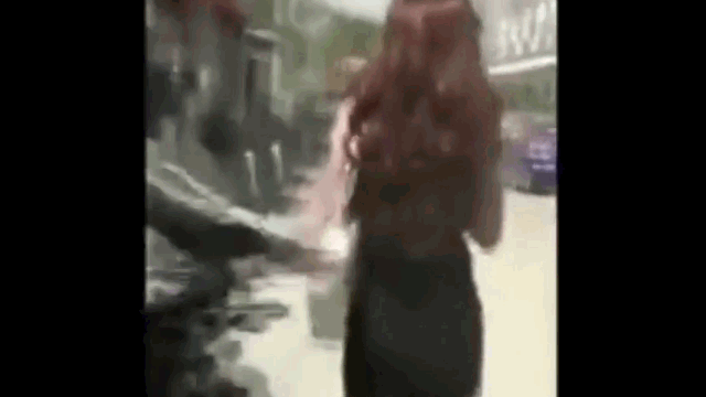 Video: Cướp túi xách của gái xinh, 2 thanh niên bị đánh no đòn