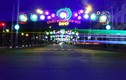 Trắng đêm sửa đèn trang trí bị chê lòe loẹt ở Sài Gòn