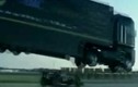 Thót tim xe tải 16 tấn bay qua xe đua F1
