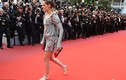 Kristen Stewart phá luật, cởi giày đi chân trần trên thảm đỏ Cannes 