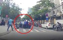 Nữ tài xế tông trúng cụ ông đi xe lăn qua đường, hàng chục người nâng xe giải cứu