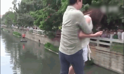Video: Chồng không cho kiểm tra điện thoại, vợ đòi nhảy sông tự tử