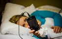Dùng điện thoại trước khi ngủ gây hại cho não thế nào?