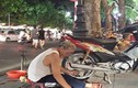 Chiêu “chém đẹp” của cụ ông sửa xe ven Hồ Gươm