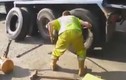 Thanh niên thay lốp xe tải trong chưa đầy 2 phút