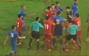 Xấu hổ cảnh cầu thủ Myanmar, Singapore đấu võ trong trận “thủy chiến”