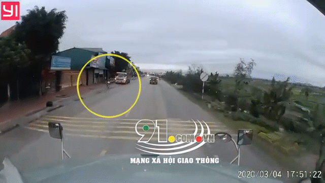 Video: Bác tài container thót tim vì chàng trai cố tình lao vào đầu xe
