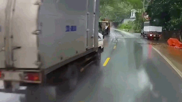Video: Kinh hoàng khoảnh khắc xe ben lật nghiêng khi tránh container vượt ẩu