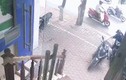 Video: Khoảnh khắc 'nữ đạo chích' mở cốp xe máy trộm túi xách chỉ trong tích tắc ở Hà Nội khiến nhiều người bàng hoàng