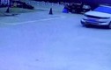 Video: Bị ôtô cán qua người, bé 2 tuổi thoát chết thần kỳ