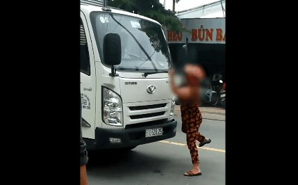 Video: Chặn xe tải, "quý bà" bẻ gãy cần gạt nước và điên cuồng đập phá