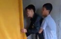 Video: Chồng khóc "xé trời" bên quan tài vợ đi đẻ bị lũ cuốn 