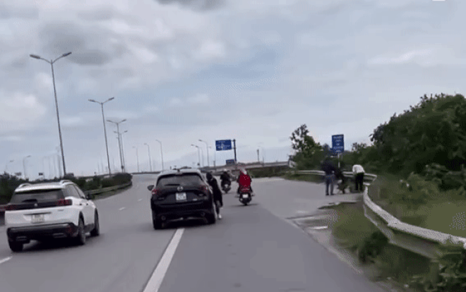Tài xế xe Mazda kéo lê người phụ nữ bên hông xe khai gì?