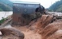 Thiệt hại khủng khiếp do mưa lũ: 13 người chết, hàng trăm nhà đổ sập