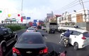 Video: Tông trúng người phụ nữ bán vé số trên quốc lộ rồi bỏ chạy