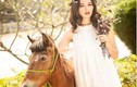 Ngọc Diễm mê hoặc ngựa với vẻ đẹp ngọt ngào