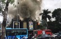 Đang cháy dữ dội quán Karaoke ở Linh Đàm