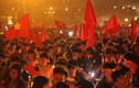 Người hâm mộ xuống đường ăn mừng chiến thắng của ĐT Việt Nam